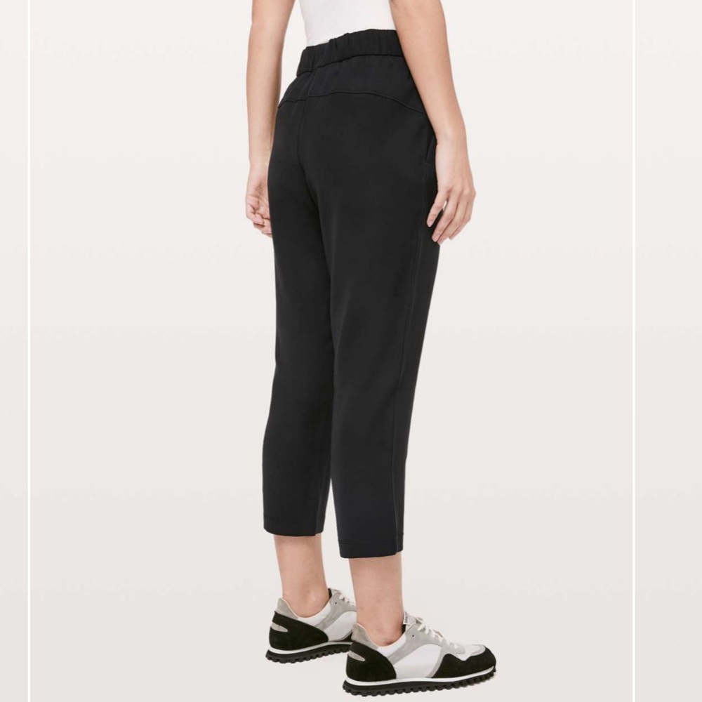 Lululemon On The Fly Crop *Woven 23"
Black 6 - Picture 2 of 8